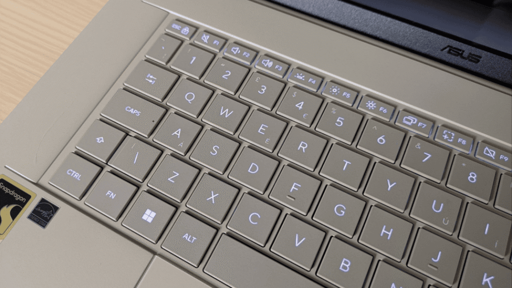 Asus Zenbook A16  Sanpdragon X2 Elite 48gb -Keyboard